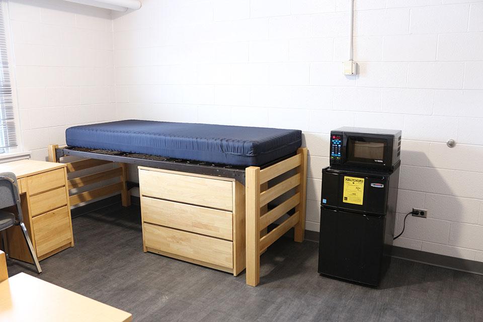 学生床，书桌和微型冰箱的安排