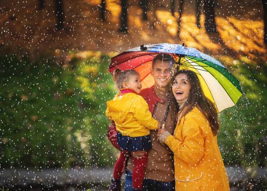 雨中一家人站在伞下
