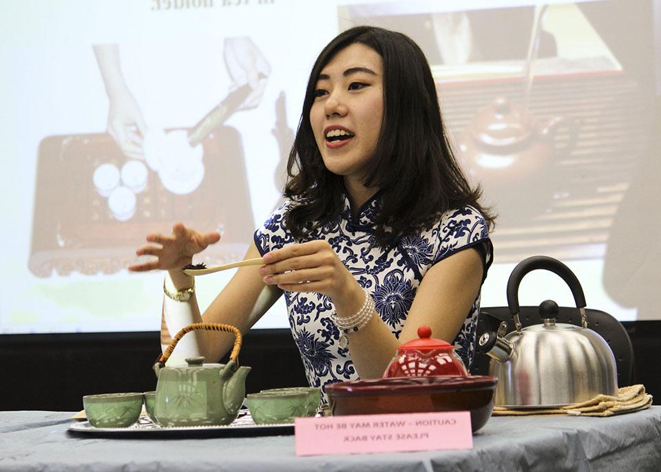 一位女学生正在指导如何进行中国茶道